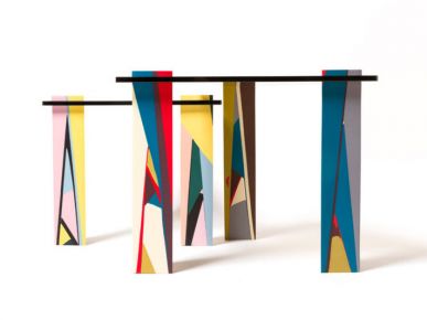 Design meble: abstrakcyjne stolik