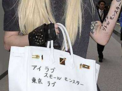 Lady Gaga dopasowywuje swój tatuaż do torebki Hermes