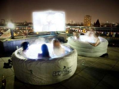 Kino Hot Tub