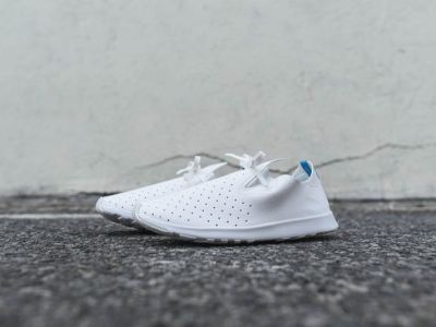 Trend na sneakersy z perforowanej skóry