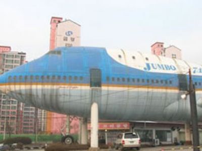 Jumbo wylądował w środku miasta.