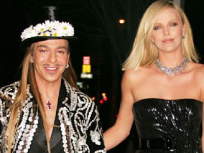 Charlize Theron i John Galliano