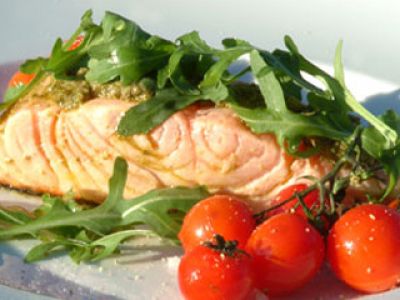 Łosoś w bazyliowym pesto