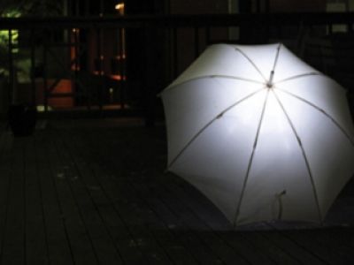 Chroni przed deszczem i oświetla drogę