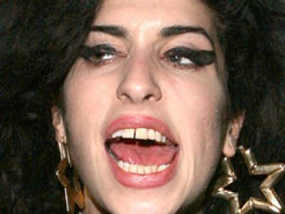 Amy Winehouse wciąga wódkę