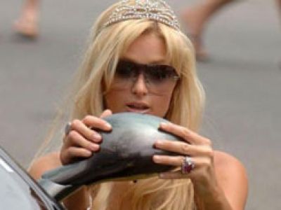 Paris Hilton w ekologicznym samochodzie. Trendy gwiazd.