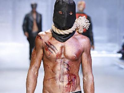 John Galliano idzie na wojne