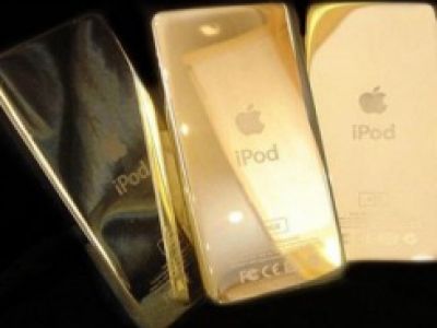 Alexander Amosu zaprezentował złote iPod′y