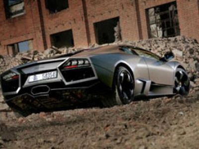 Flagowe Lamborghini - Reventon wśród ruin