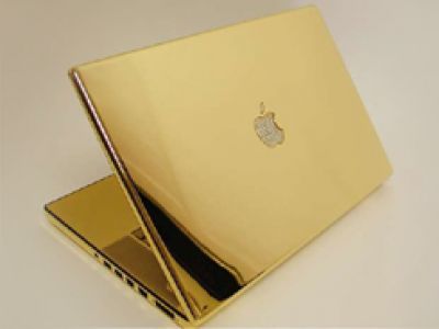 Złoty Apple MacBook Pro. Cały złoty.