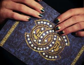 Kolekcja Chanel Fall 2011 oślepia "bogatym" błyskiem