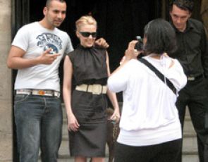 Kylie Minoque na spaczerze z psem Oliviera!