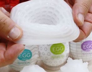 Tenga Egg masturbator (video)