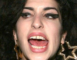 Amy Winehouse wciąga wódkę