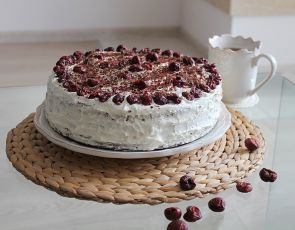 Pyszny lekki tort orkiszowy z puszystym kremem z ricotty i chrupiącymi puffingowanymi wiśniami